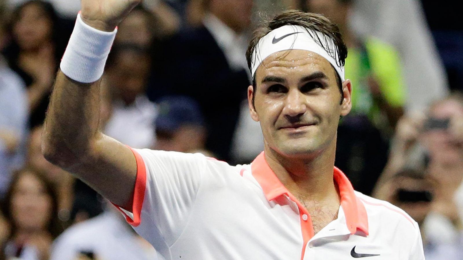 El suizo Roger Federer saluda al público tras la victoria