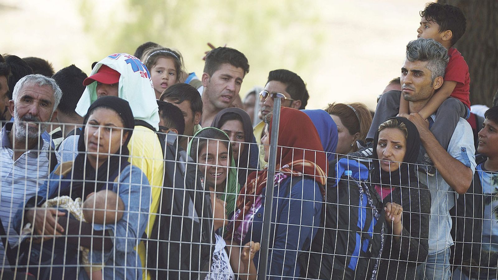 Inmigrantes y refugiados esperan en el paso fronterizo entre Macedonia y Grecia