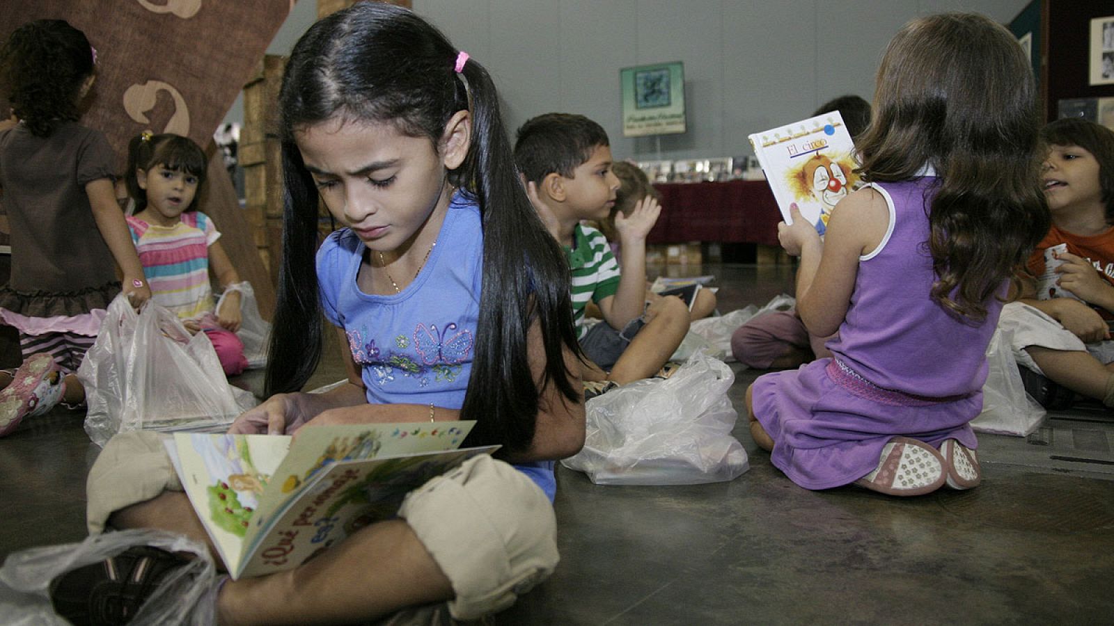 Niños y niñas leen durante la jornada de inauguración de la XII edición de la Feria Internacional del Libro de Puerto Rico