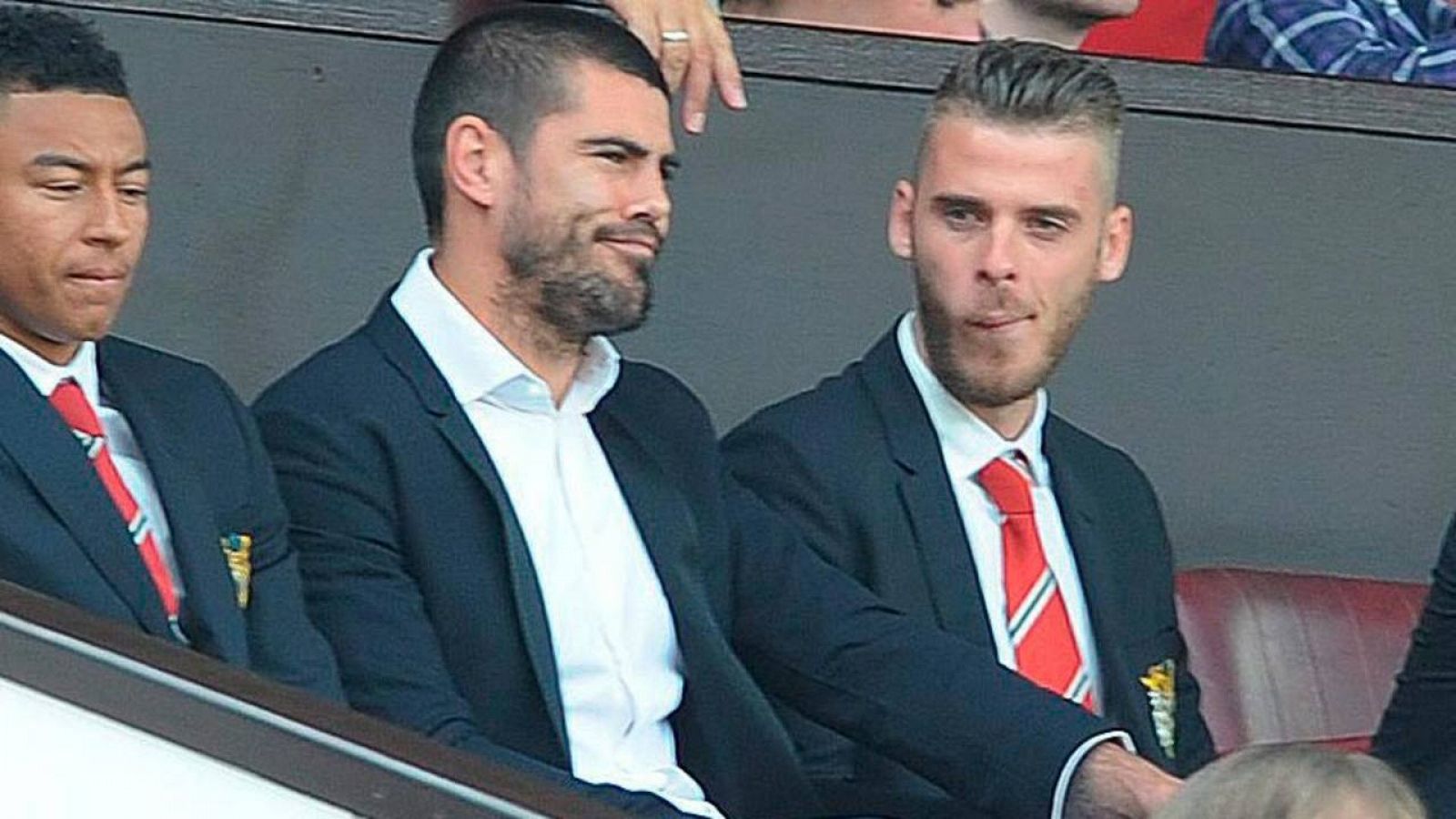 Valdés y De Gea, en la grada durante un partido del United el pasado 8 de agosto