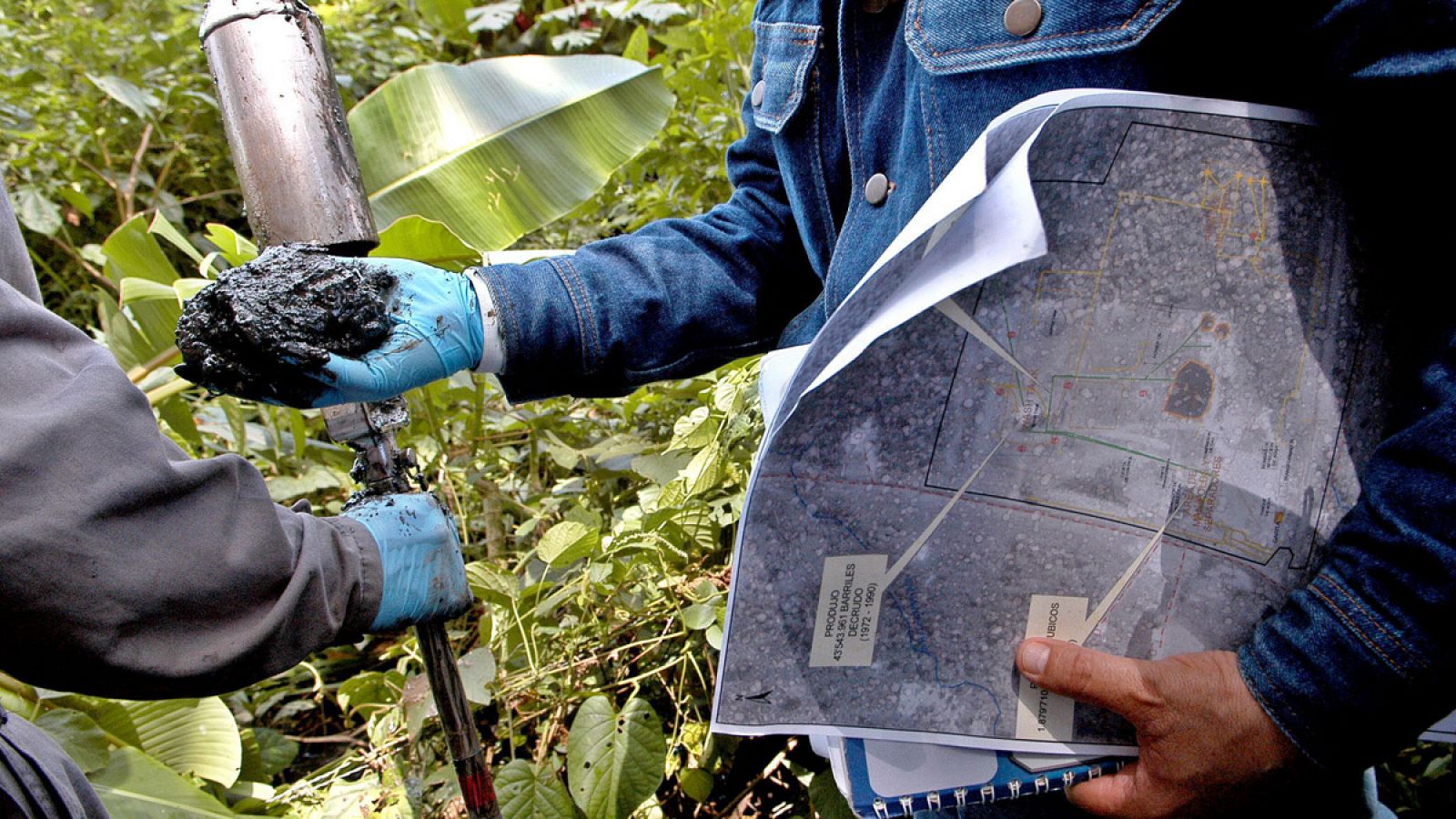 Fotografía del 8 de marzo de 2006 en la cual el ingeniero ecuatoriano Fausto Peñafiel muestra tierra contaminada con petróleo en la población de San Carlos, en la provincia amazónica ecuatoriana de Orellana