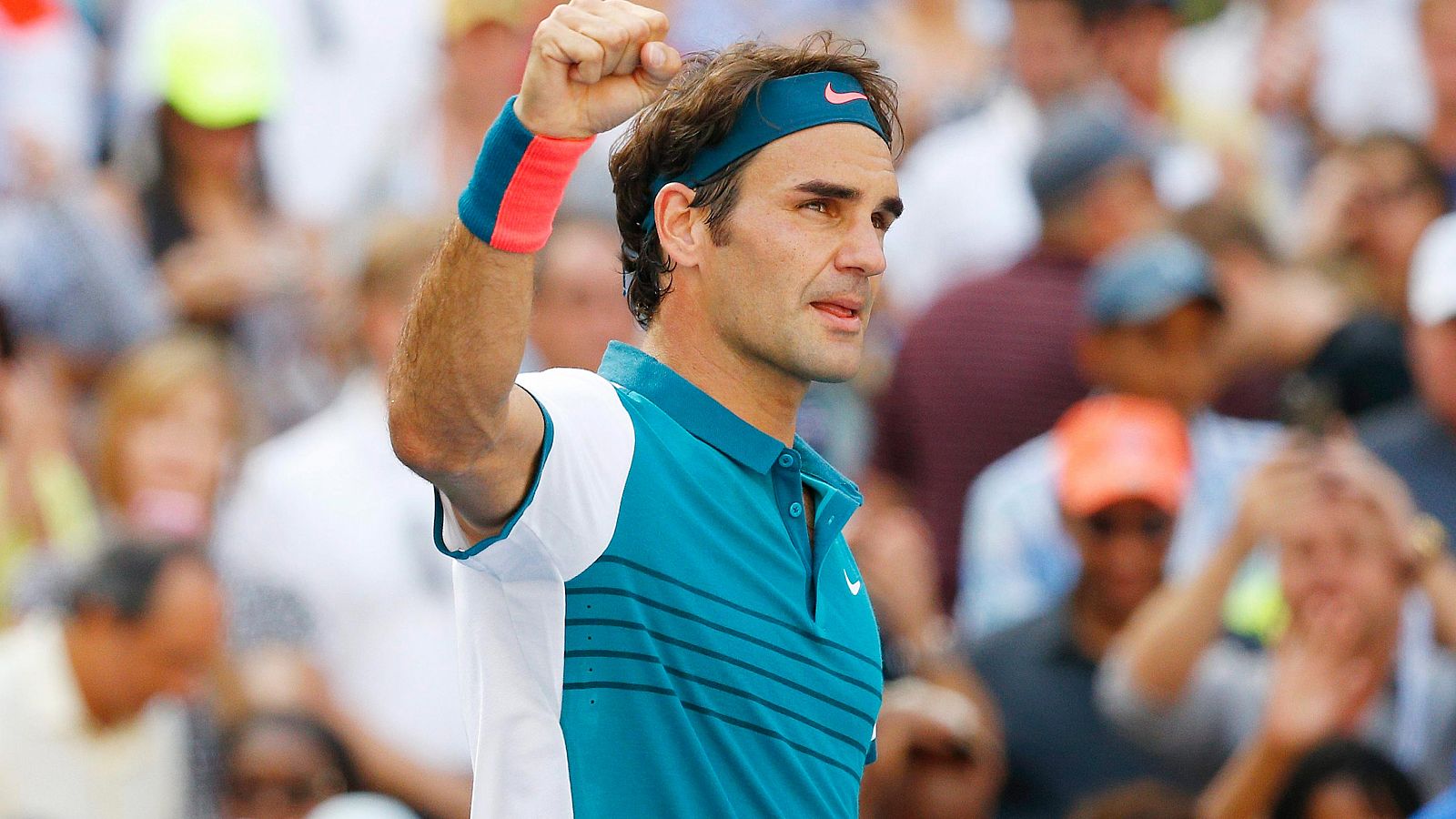 El tenista suizo Roger Federer saluda al público tras vencer a Kohlschreiber