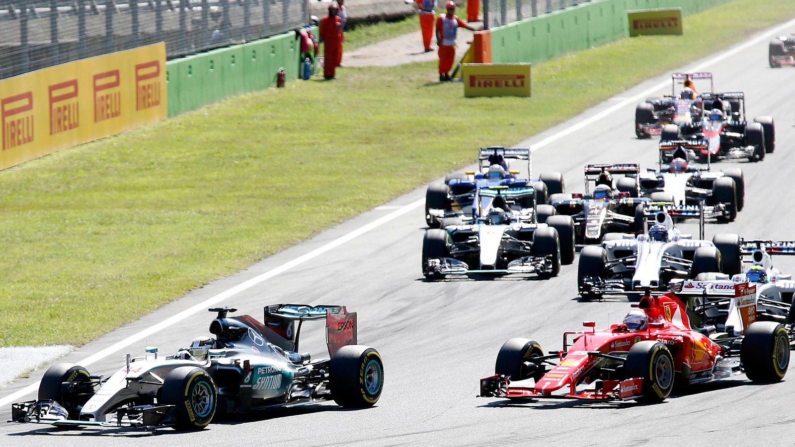 Lewis Hamilton (Mercedes) lidera la carrera de Monza desde la salida seguido de Vettel (Ferrari)