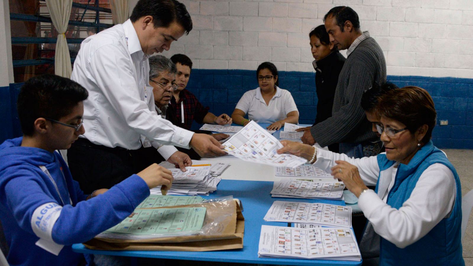 Miembros del Tribunal Supremo Electoral comienzan el recuento de votos en la primera vuelta de las elecciones presidenciales en Guatemala.