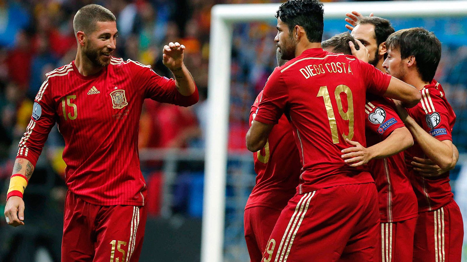 Los jugadores de la selección española celebran su victoria contra Eslovaquia.