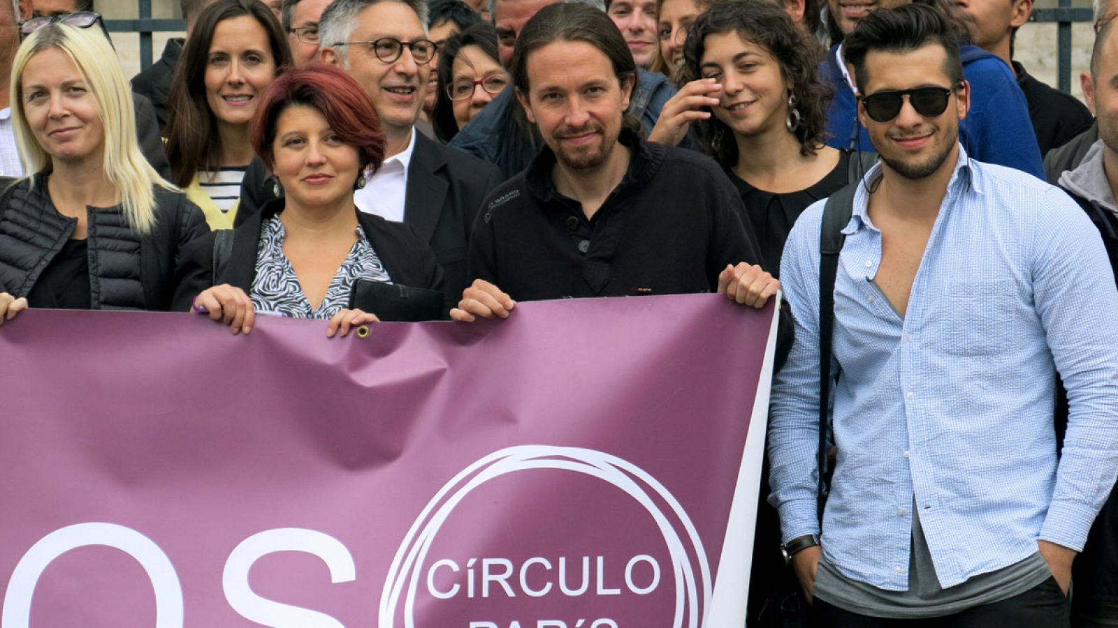 Pablo Iglesias, secretario general de Podemos, junto a militantes del círculo de Podemos en París.