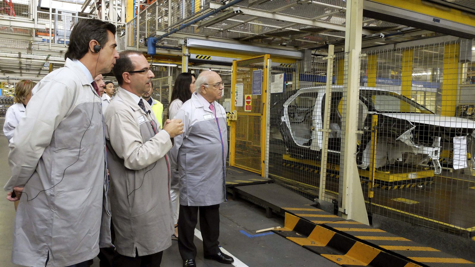 El ministro de Industria, José Manuel Soria, visita la planta del grupo PSA Peugeot Citroën en Villaverde el 7 de octubre de 2014