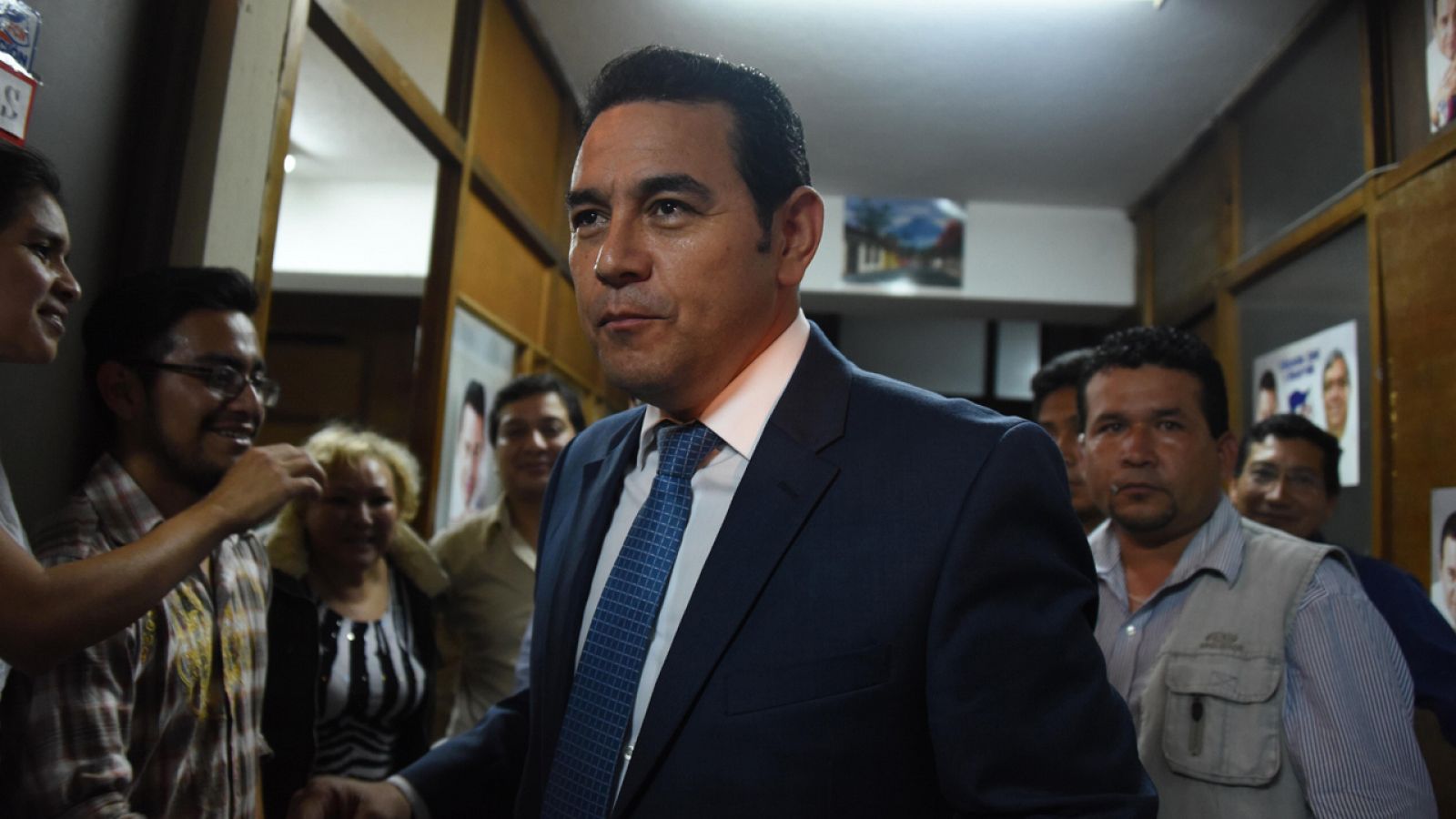 Jimmy Morales recibe la felicitación de sus seguidores como vencedor de la primera vuelta de las presidenciales de Guatemala.