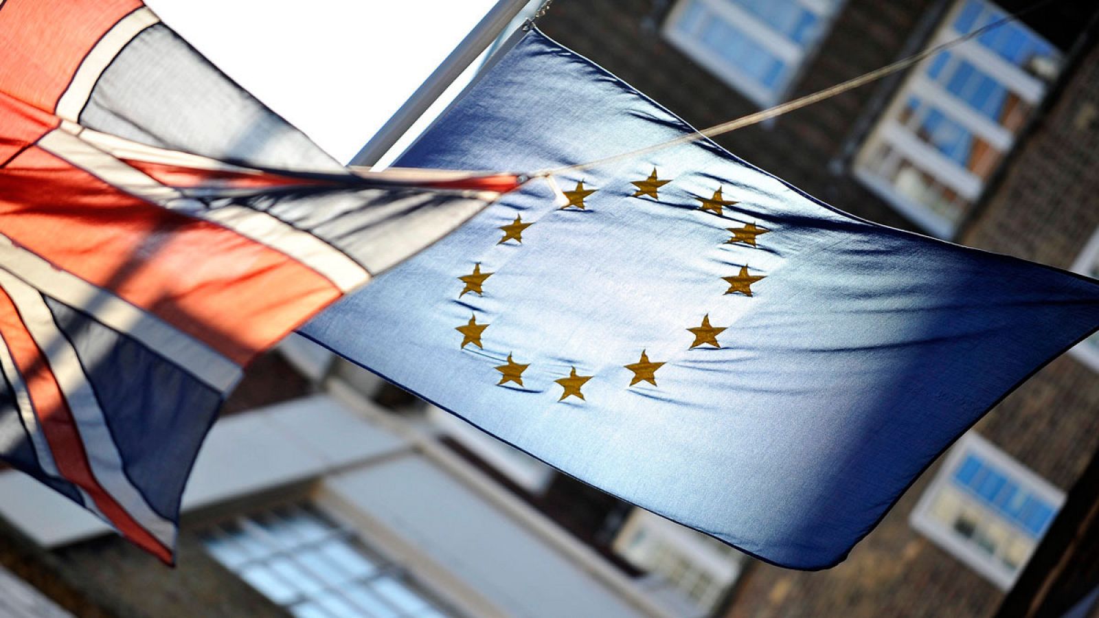 Banderas del Reino Unido y la Unión Europea ondean a las puertas de la Casa de Europa en Londres (Reino Unido).