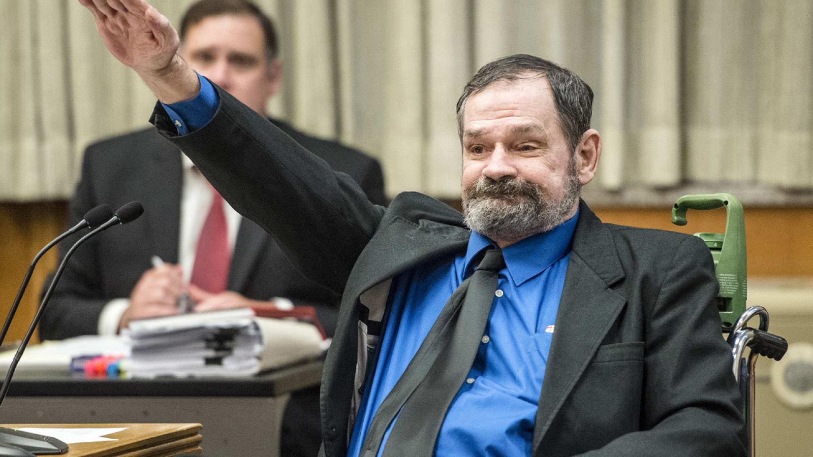 El racista que mató a tres personas en centros judíos en Kansas hace el saludo fascista durante el juicio