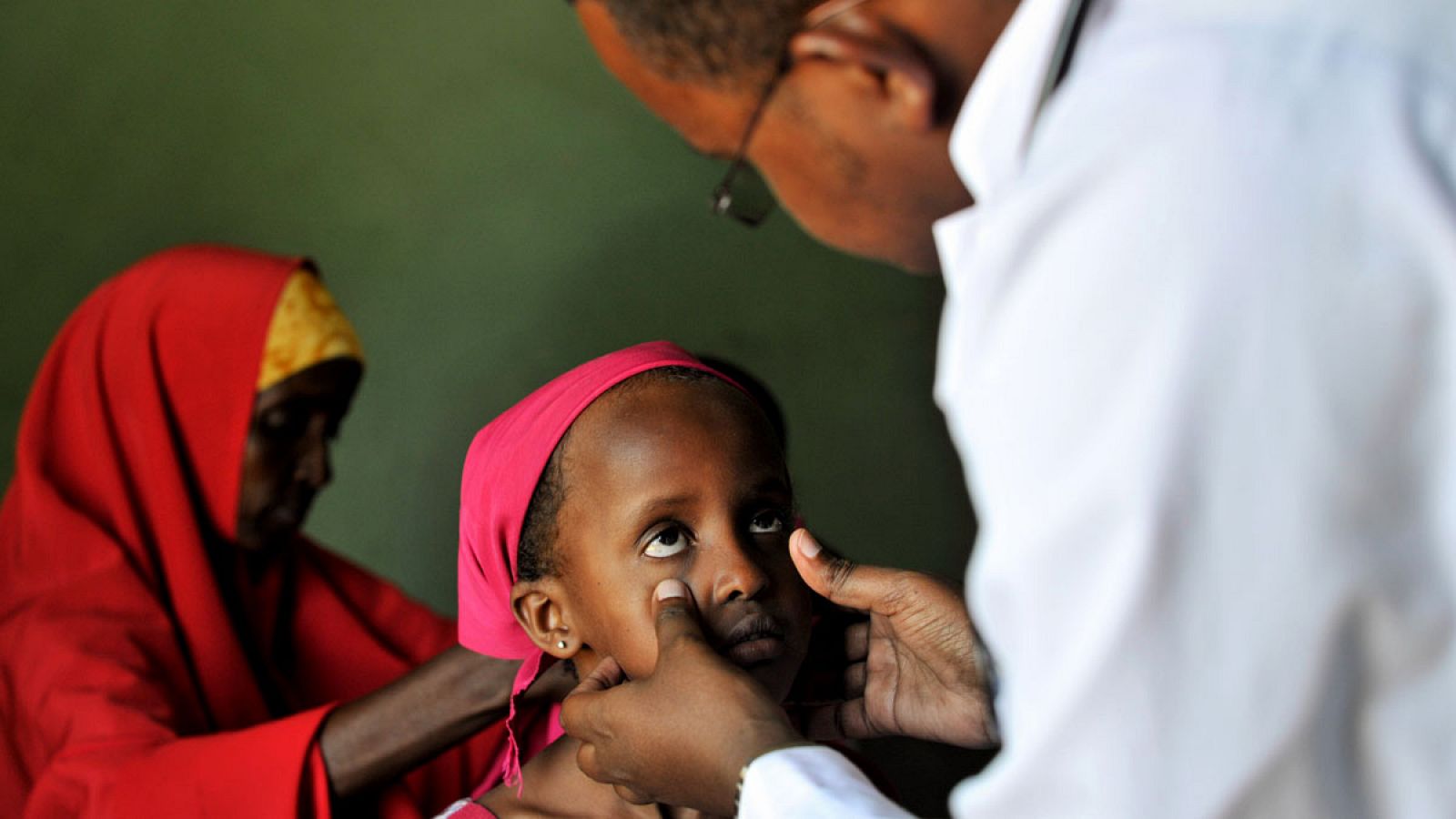 Un médico examina a una niña en un hospital en Somalia.