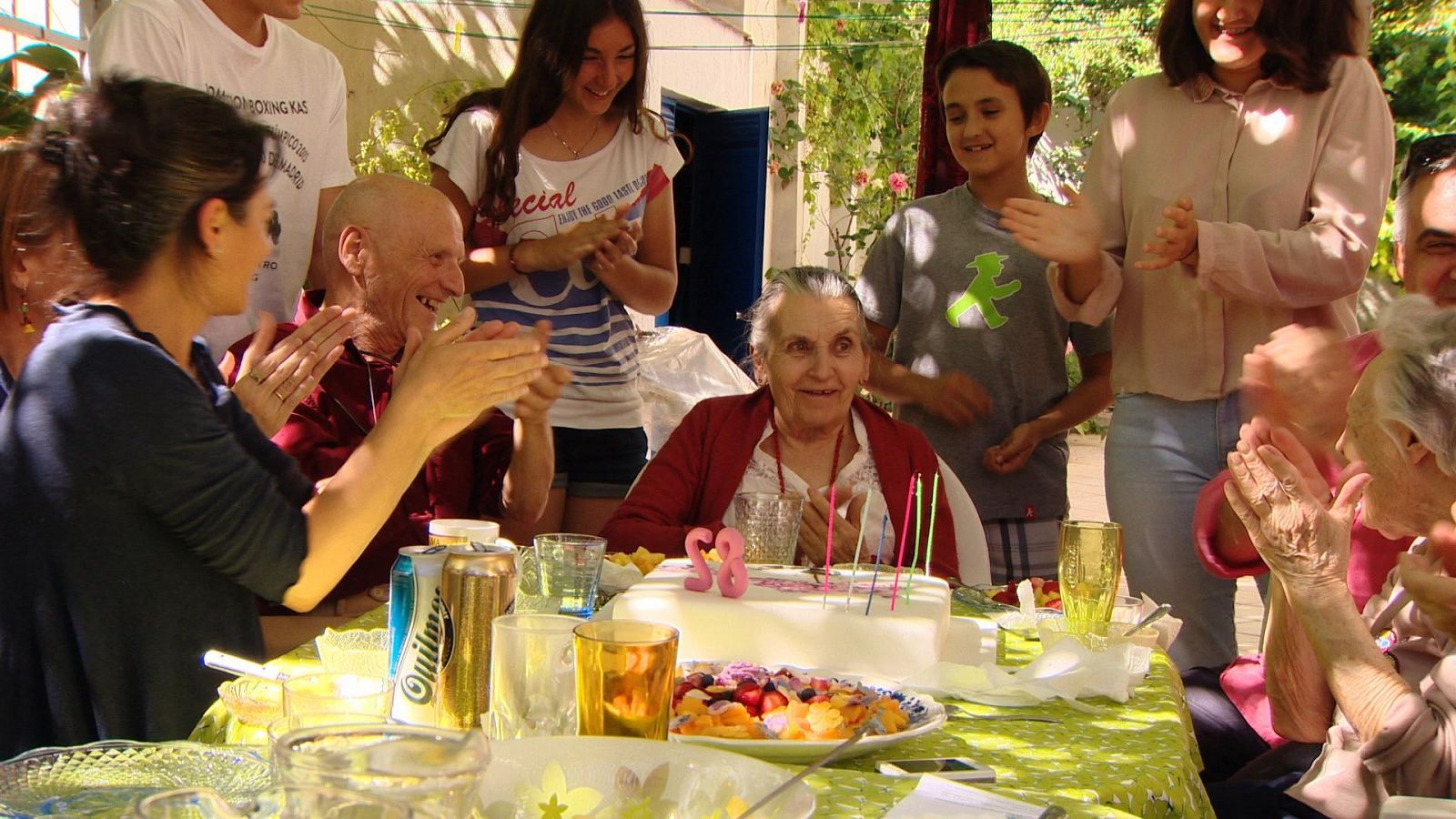 La pintora María Moreno celebra su cumpleaños con sus familiares