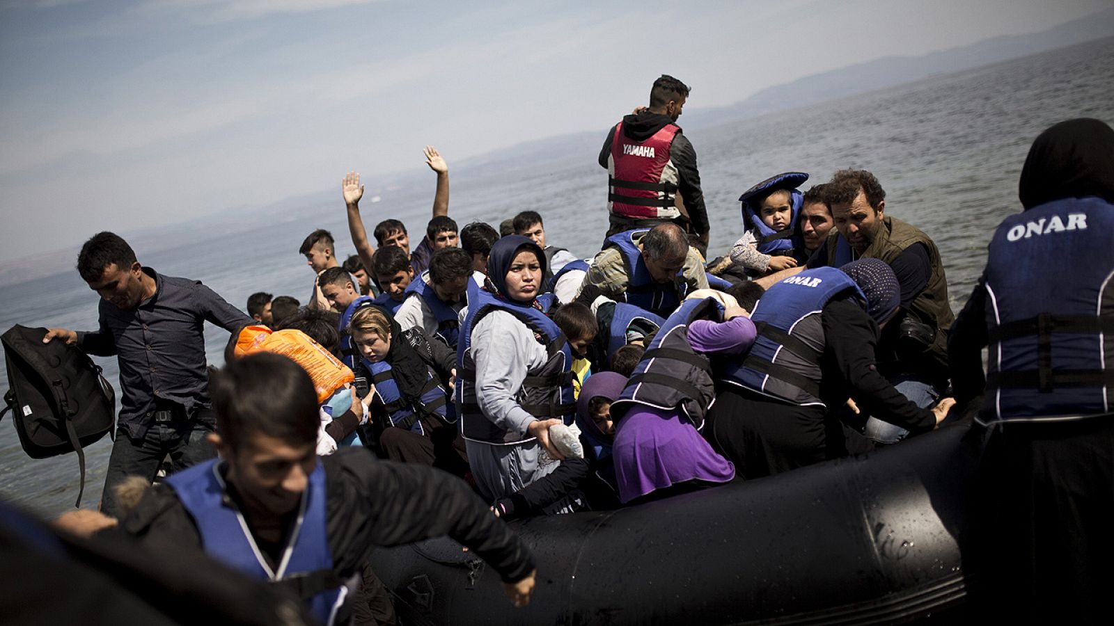 Un grupo de refugiados afganos llegan a la isla griega de Lesbos.