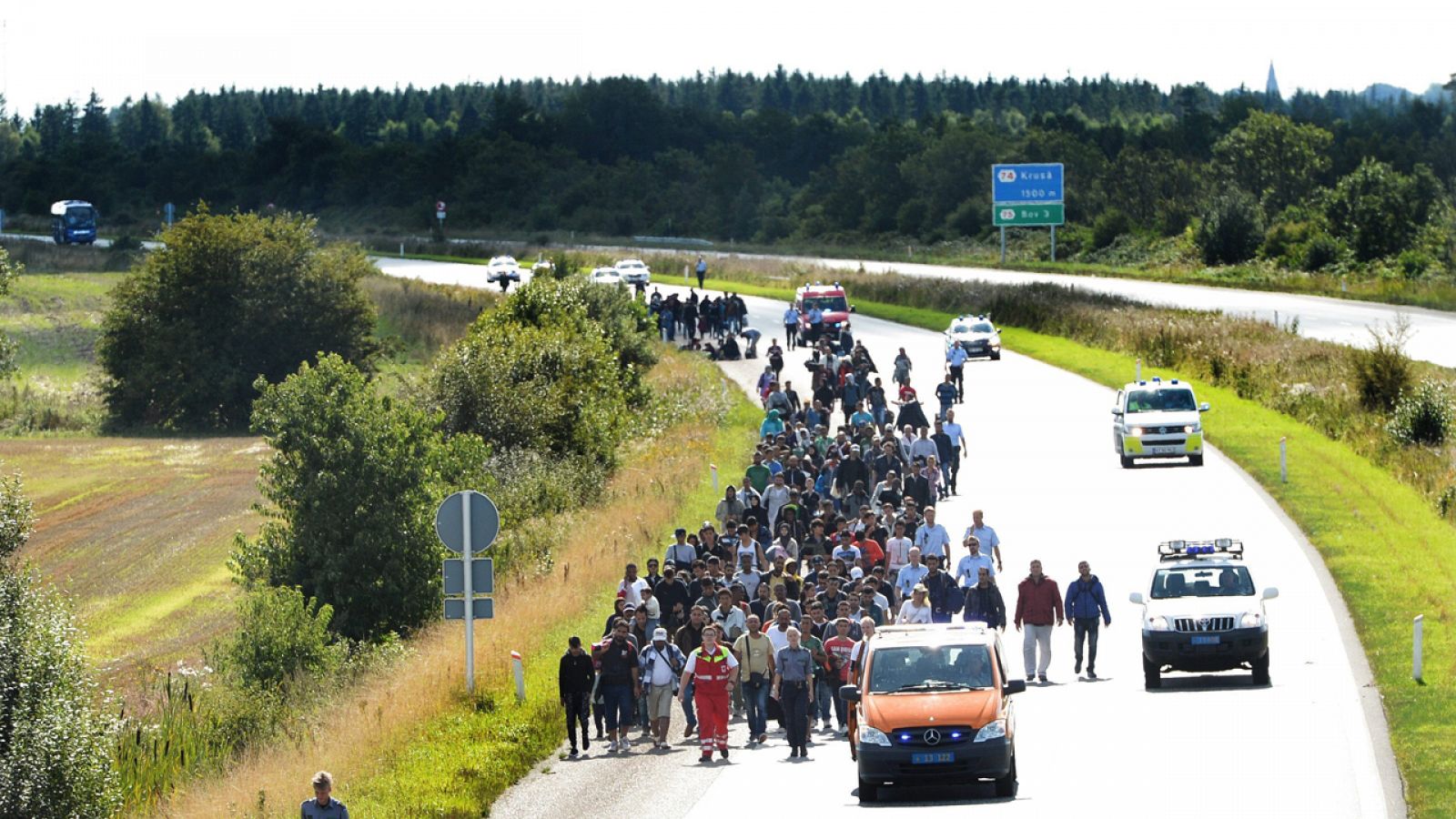 Refugiados sirios e iraquíes caminan por la autovía danesa E45 en dirección a Suecia.
