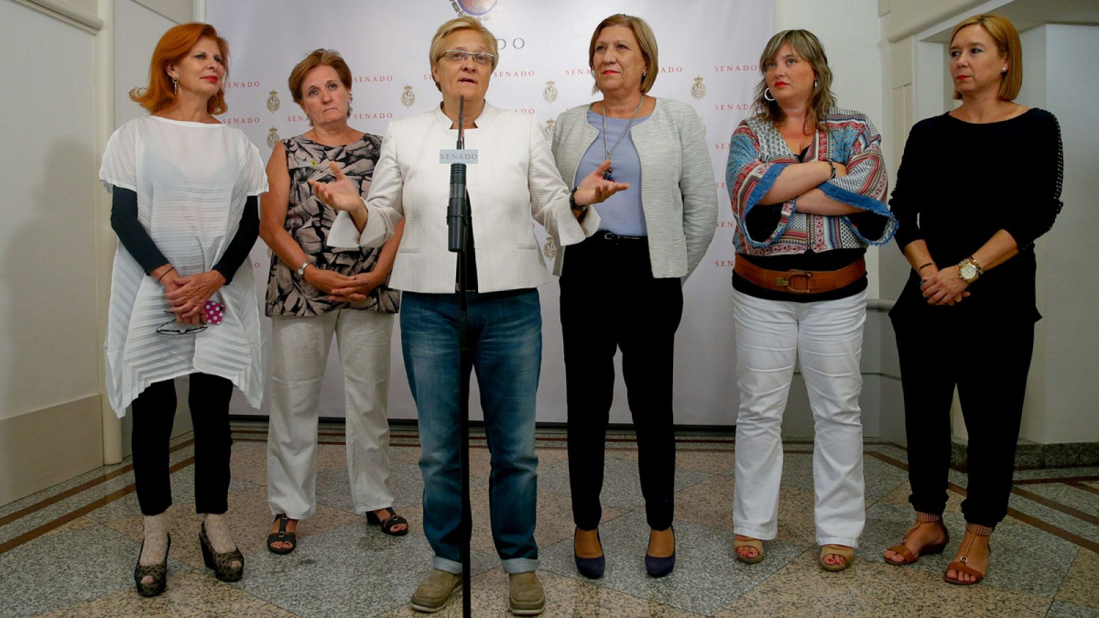 La portavoz de Igualdad del PSOE en el Congreso, Ángeles Álvarez, junto a otras portavoces del grupo socialista durante la rueda de prensa ofrecida en el Senado