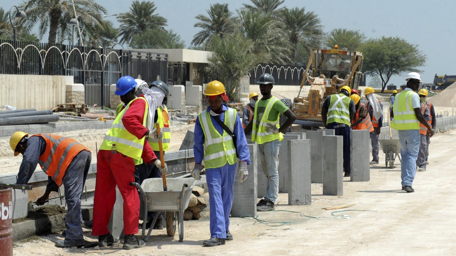 Un grupo de trabajadores construyen una carretera en Doha