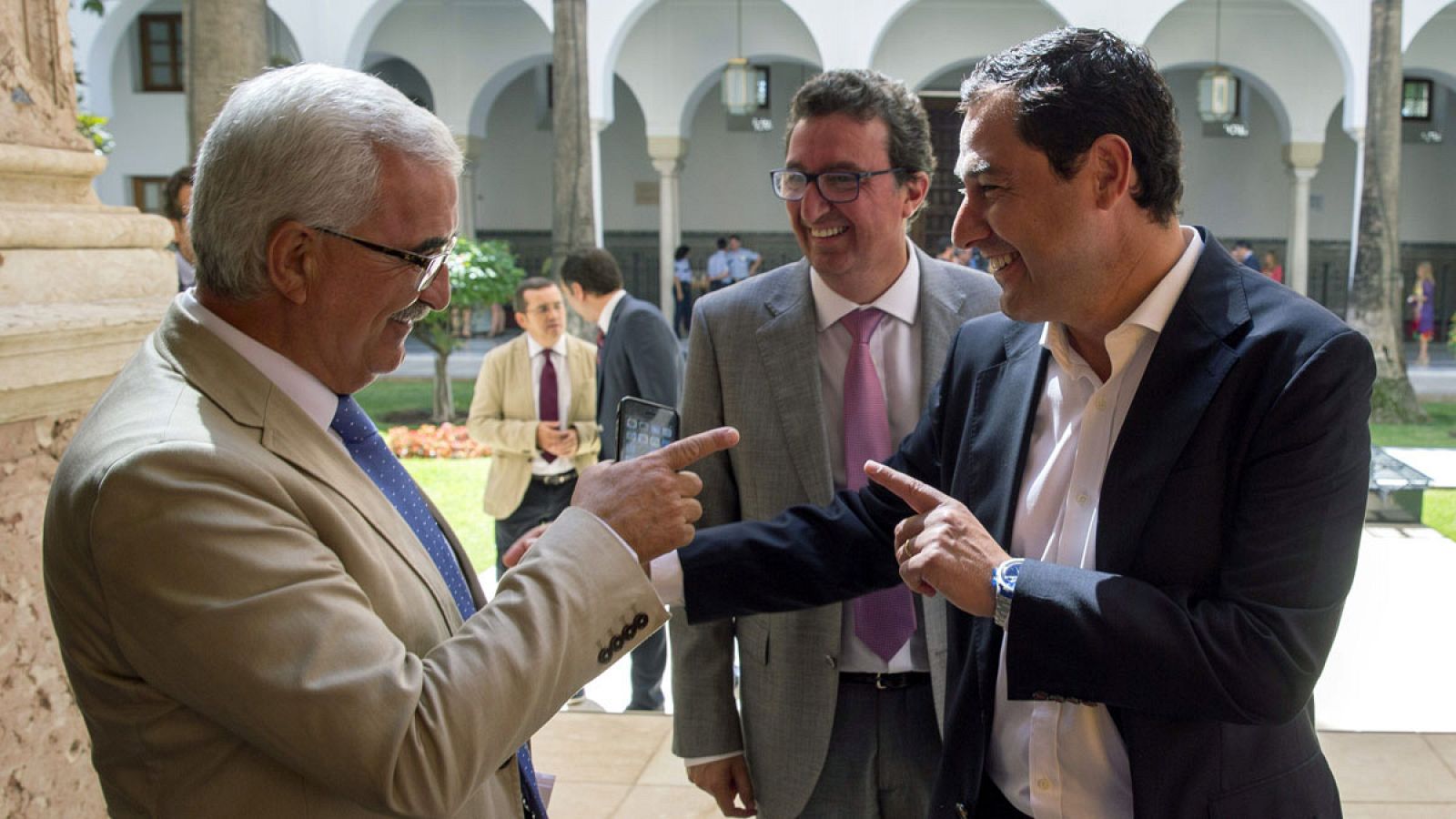 El vicepresidente del ejecutivo andaluz y consejero de Presidencia, Manuel Jiménez Barrios, y el líder del PP andaluz, Juanma Moreno.