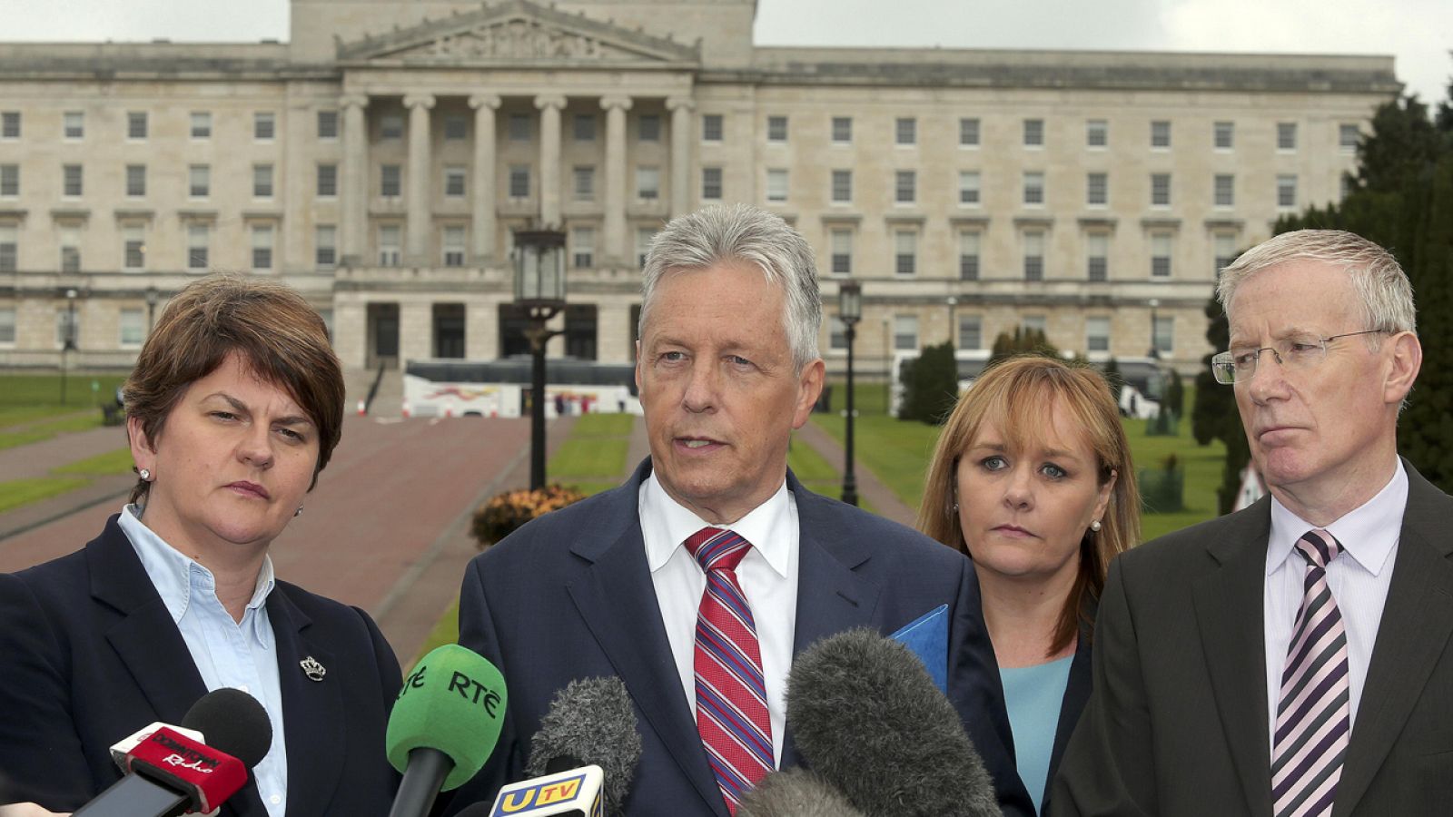 El líder unionista Peter Robinson habla a los periodistas ante la Asamblea autónoma en Belfast.