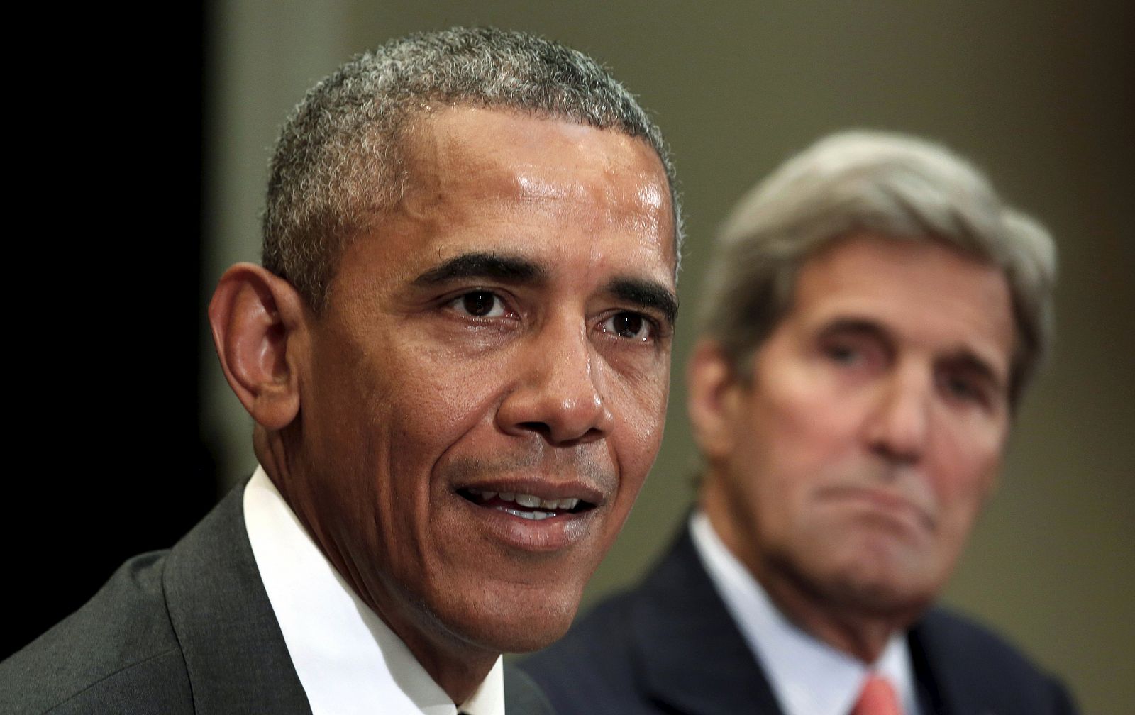Barack Obama, observado de cerca por su secretario de Estado, durante una reunión en Washington este jueves.