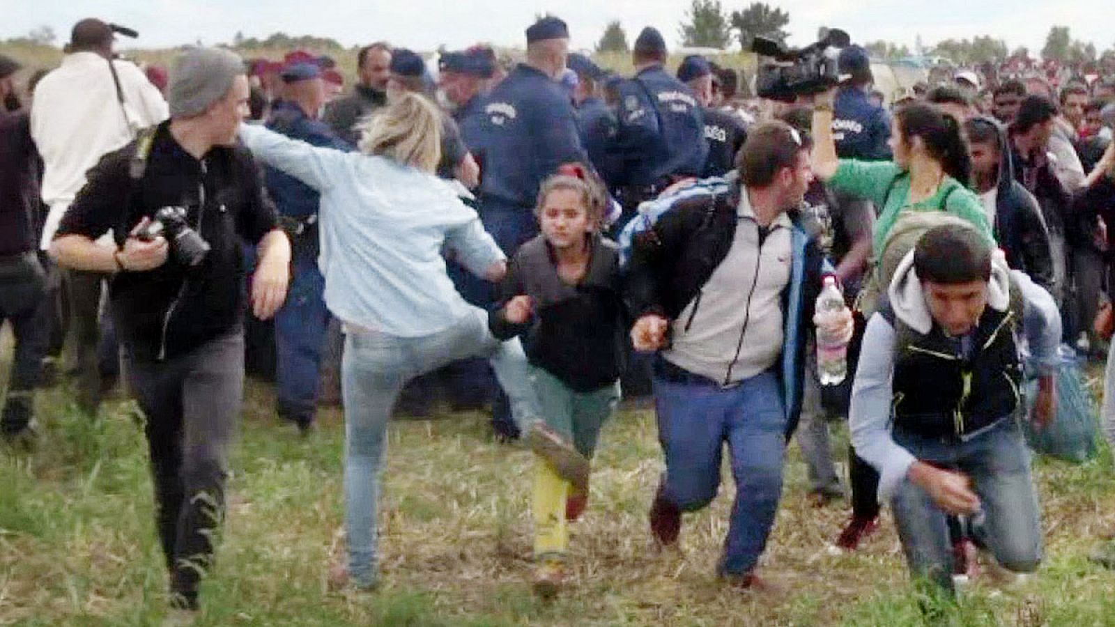 Imagen tomada de un vídeo en el que se ve a la camarógrafa húngara, Petra László (en el centro, con camisa vaquera), dando una patada a una niña que huye, en Roszke, Hungría AFP PHOTO / INDEX.HU