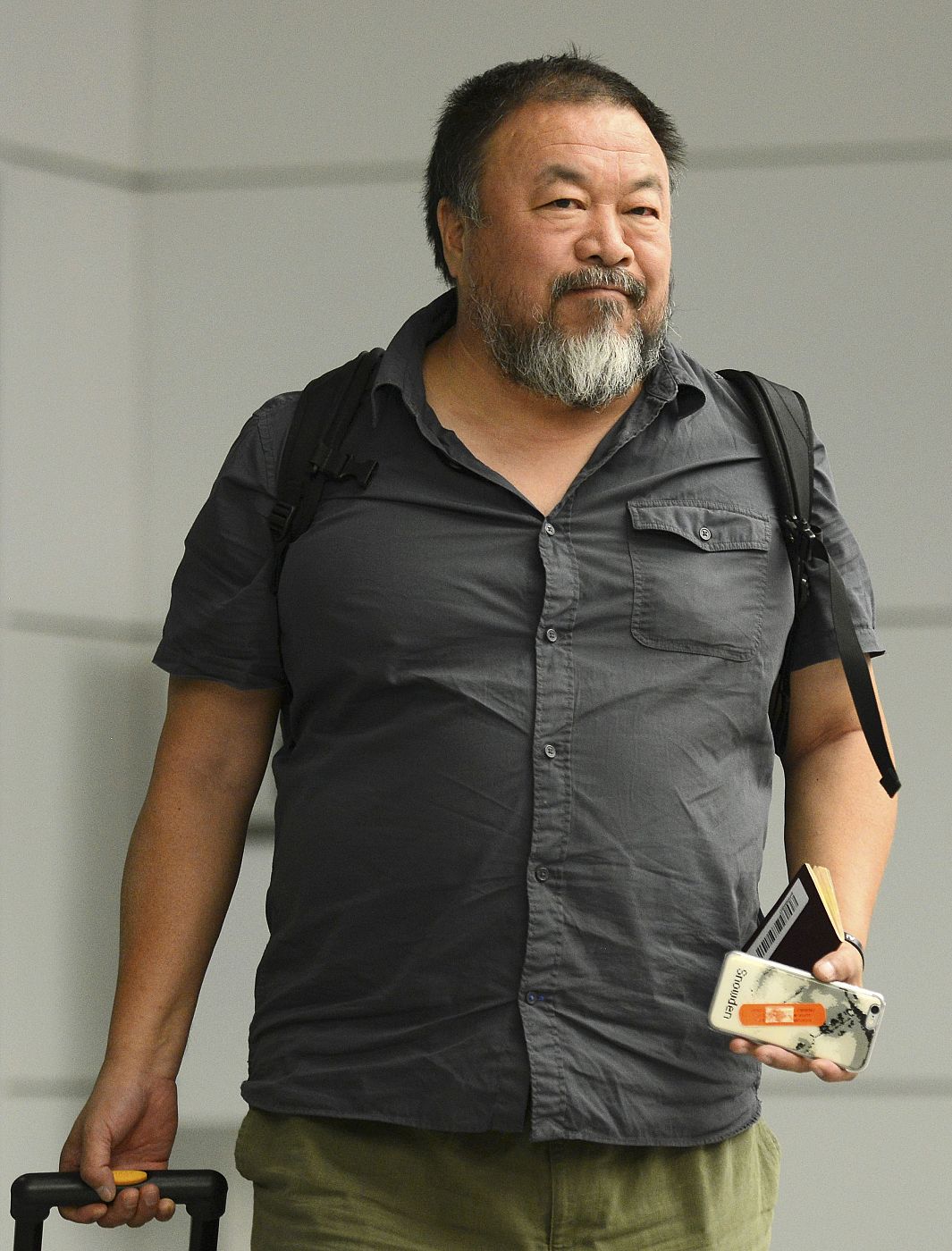 El artista chino Weiwei en el aeropuerto de Munich tras llegar desde China el pasado 30 de julio de 2015.