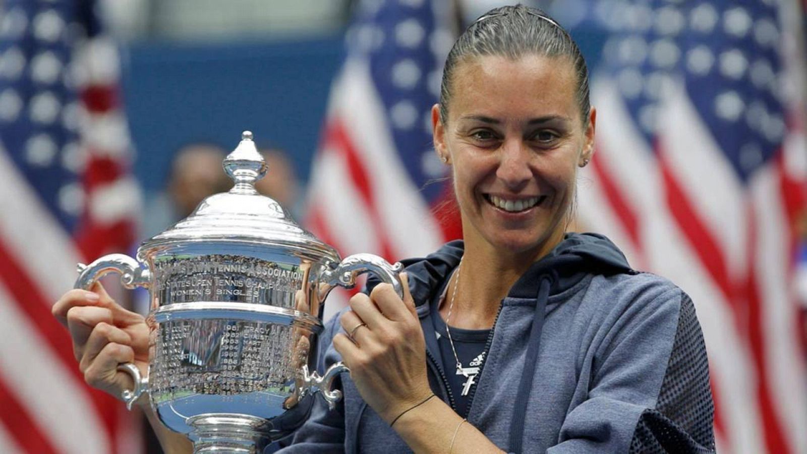 La tenista italiana Flavia Pennetta posa con el trofeo conseguido en el Abierto femenino de Estados Unidos.