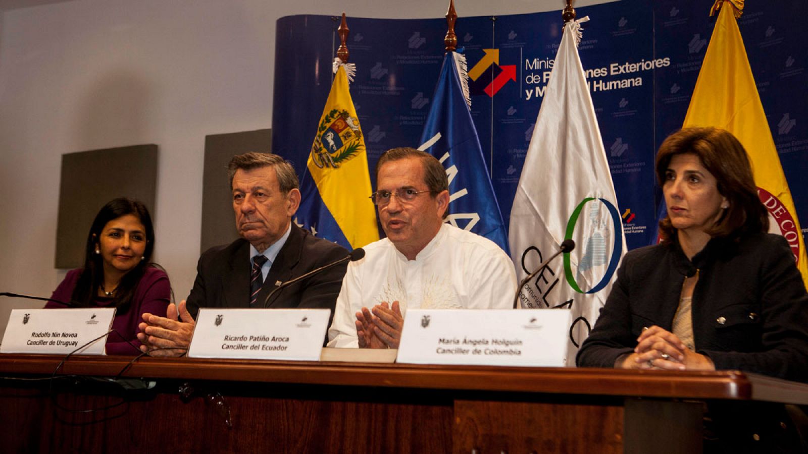 El canciller de Ecuador Ricardo Patiño, habla junto al canciller de Uruguay Rodolfo Nin Novoa y las cancilleres de Colombia María Ángela Holguín y de Venezuela Delcy Rodríguez durante una rueda de prensa este sábado en Quito.