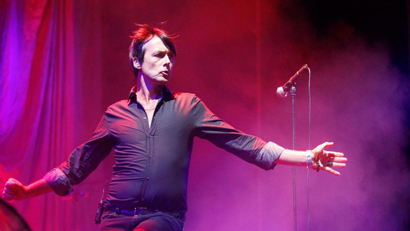 El cantante del grupo británico Suede, Brett Anderson durante su actuación esta noche en el Festival DCODE 2015, que se celebra en el campus de la universidad complutense de Madrid.