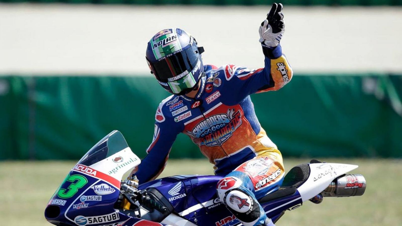 El piloto italiano Enea Bastianini (Honda) ha logrado la primera  victoria de su carrera en la prueba de Moto3 del Gran Premio de San  Marino.