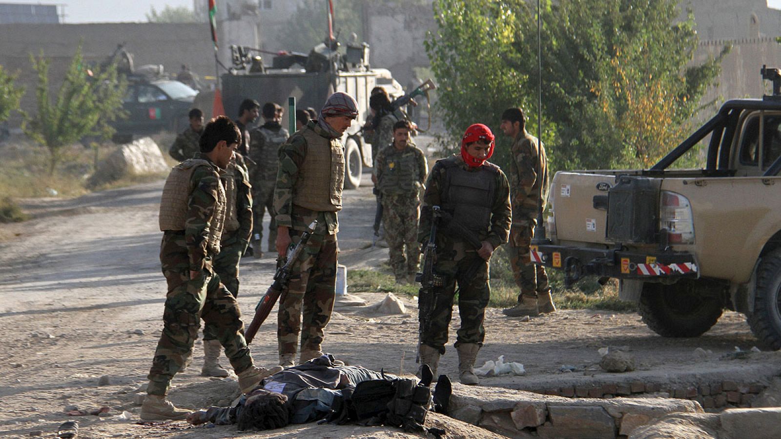 Soldados del Ejército afgano junto al cuerpo de un insurgente talibán frente a la cárcel de Ghazni, Afganistán