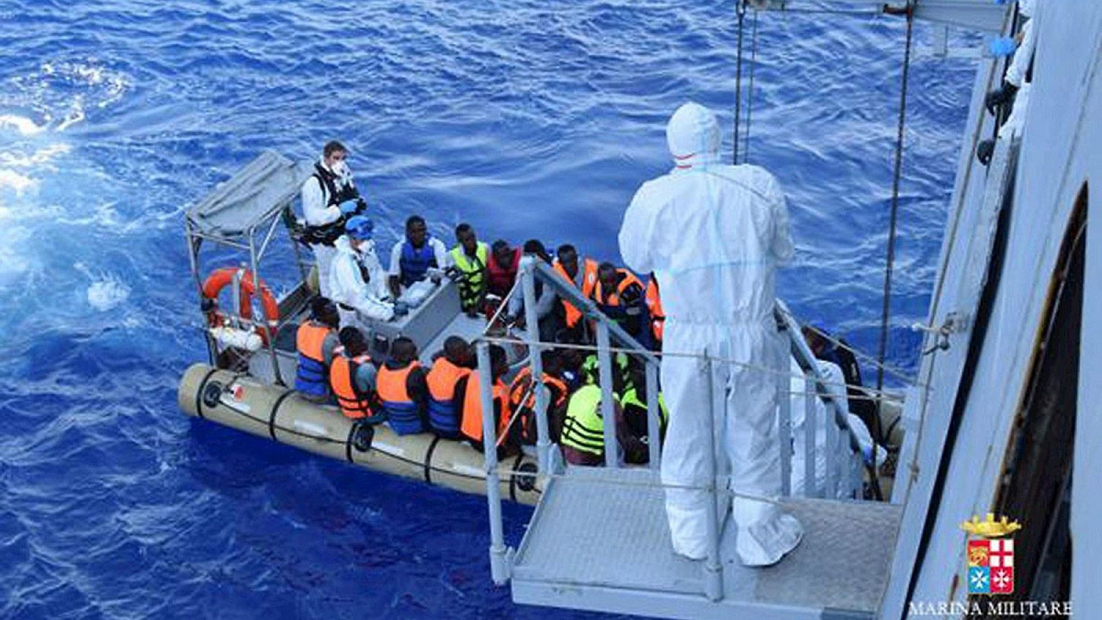 Fotografía facilitada por la Marina Italiana que muestra a migrantes suiendo a bordo del Cigala Fulgosi durante su rescate en alta mar en el Mediterráneo cerca de la costa de Libia el 1 de agosto de 2015