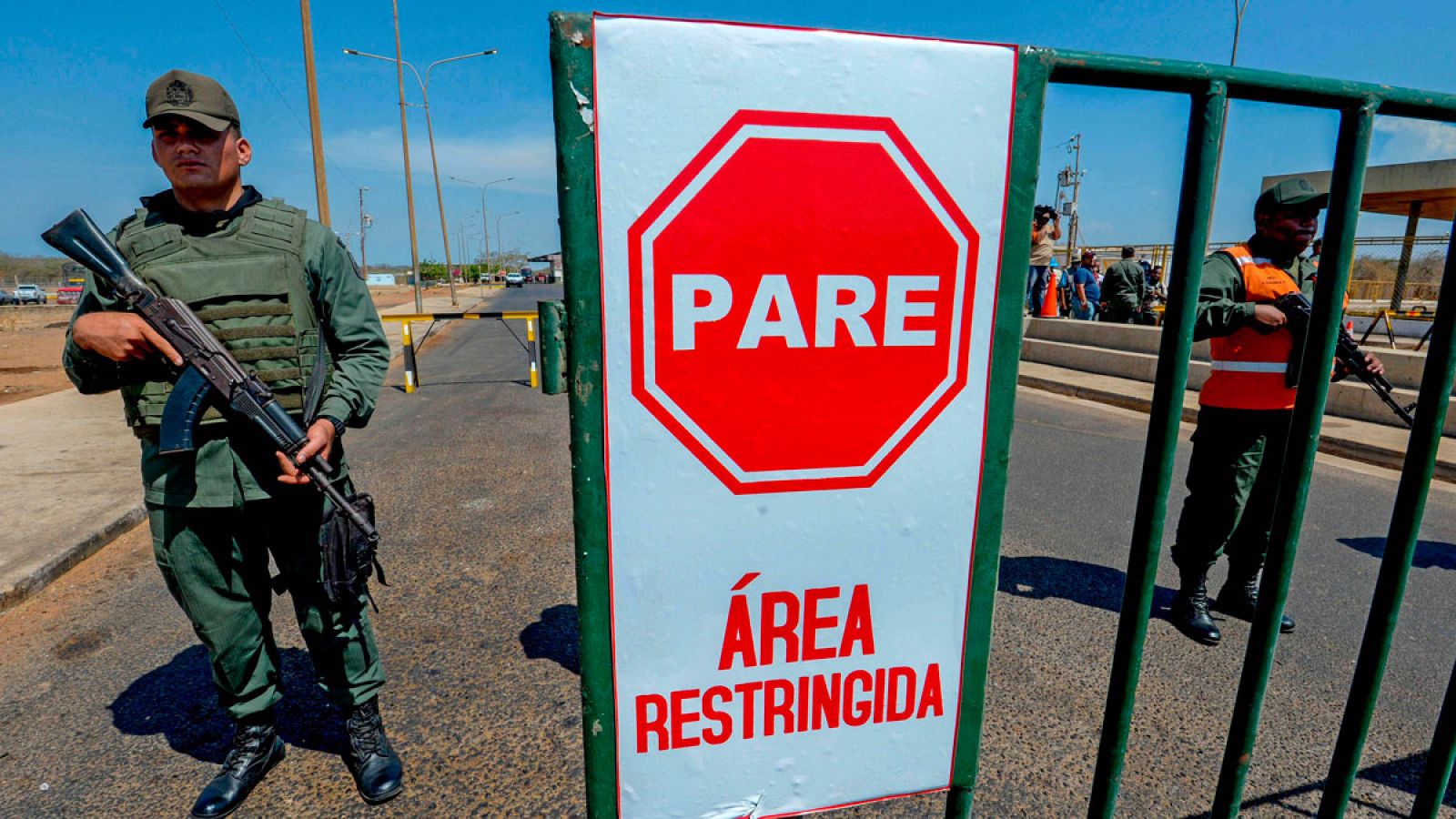 Soldados venezolanos hacen guardia en el estado de Zulia, en la frontera con Colombia.