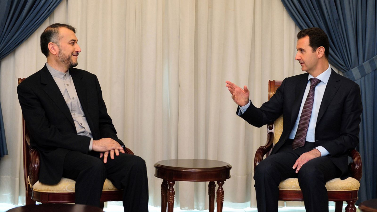 Bachar al Assad (derecha) recibe a un diplomático iraní a comienzos de mes.