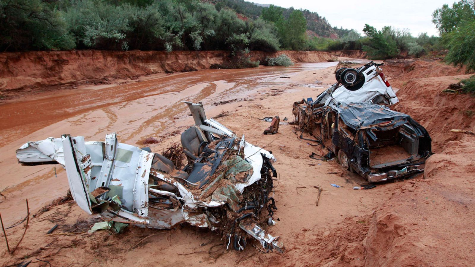 Dos vehículos destrozados a causa de las inundaciones en Utah (EE.UU.)