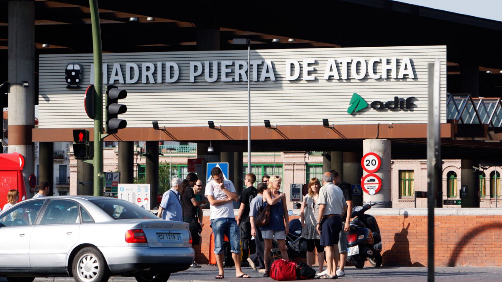 Un grupo de turistas esperan en la entrada de la estación de tren de Atocha Renfe de Madrid