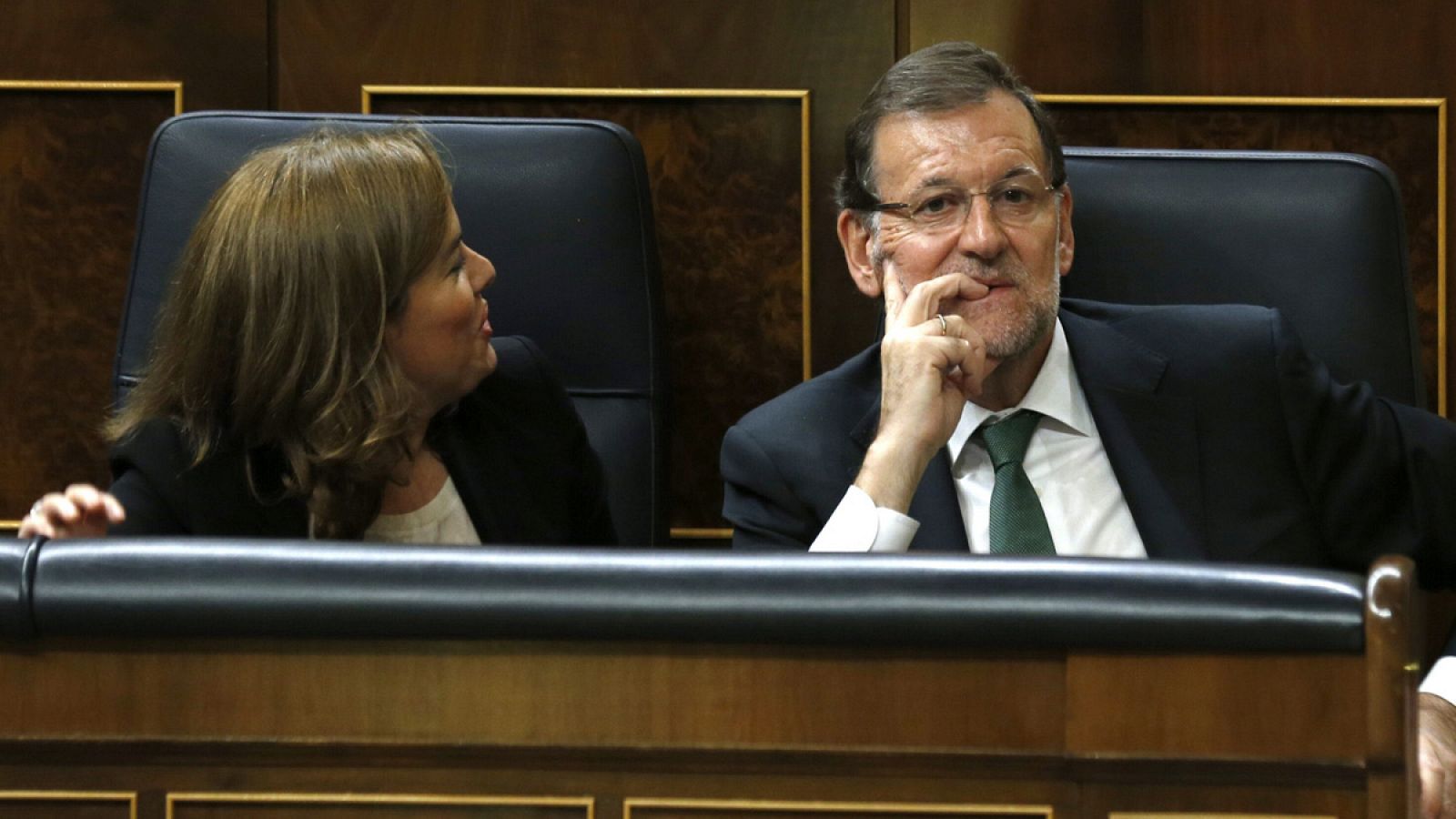 El presidente del Gobierno, Mariano Rajoy, y la vicepresidenta del Gobierno, Soraya Sáenz de Santamaría, en el Pleno del Congreso de los Diputados