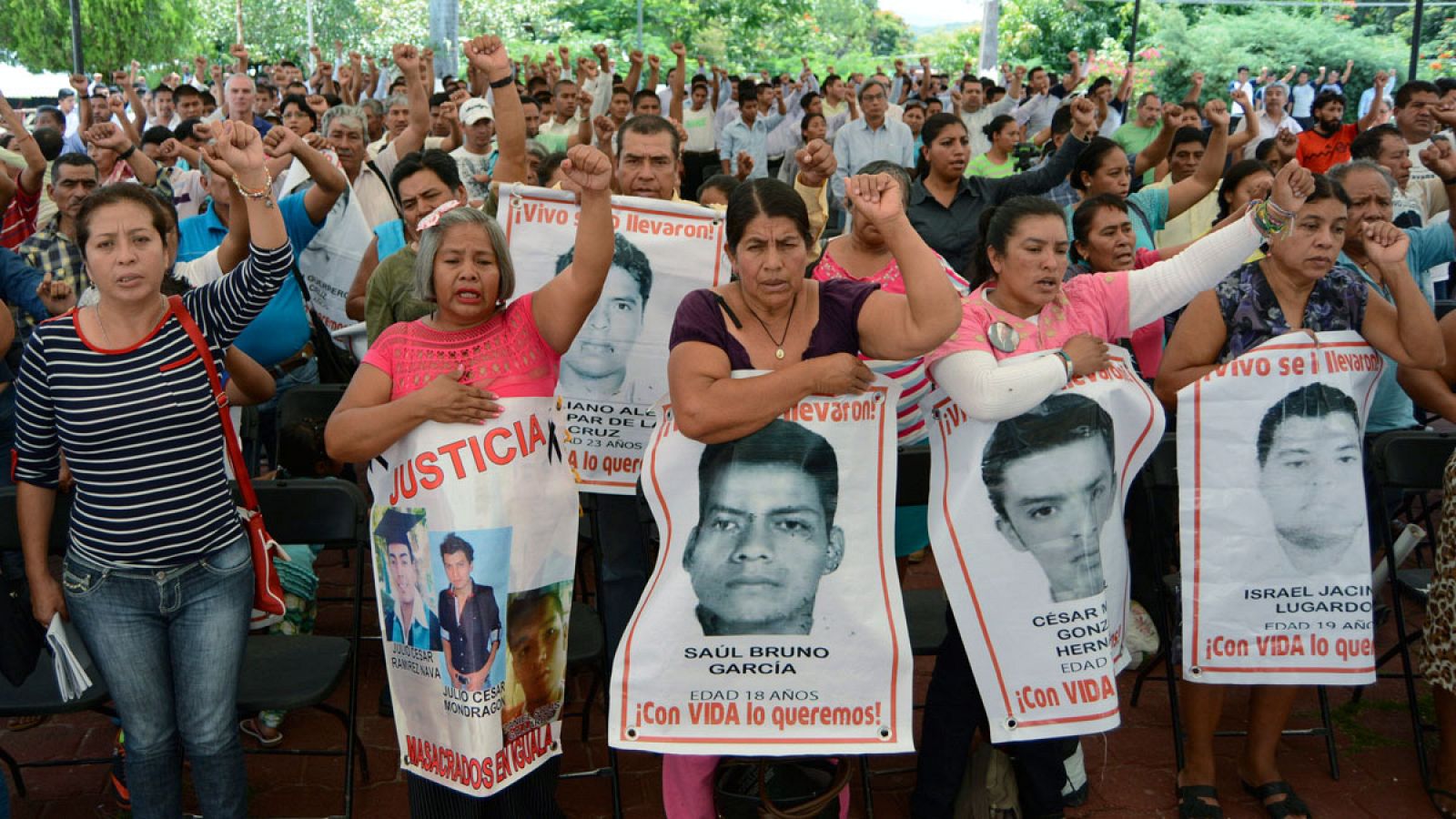 Familiares de los 43 jóvenes mexicanos desaparecidos en el municipio mexicano Iguala en 2014.