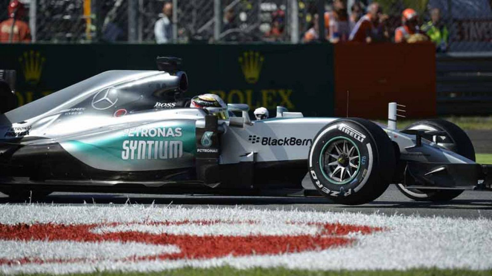 Lewis Hamilton conduce su Mercedes hasta la victoria en Monza