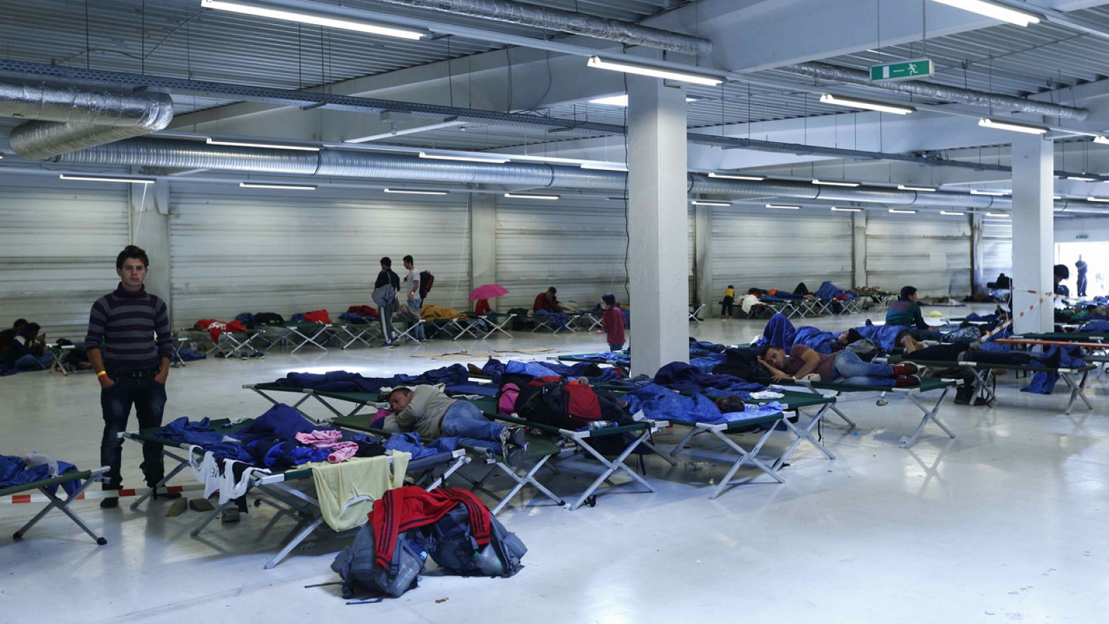 Solicitantes de asilo descansan en un albergue temporal en Freilassing, Alemania