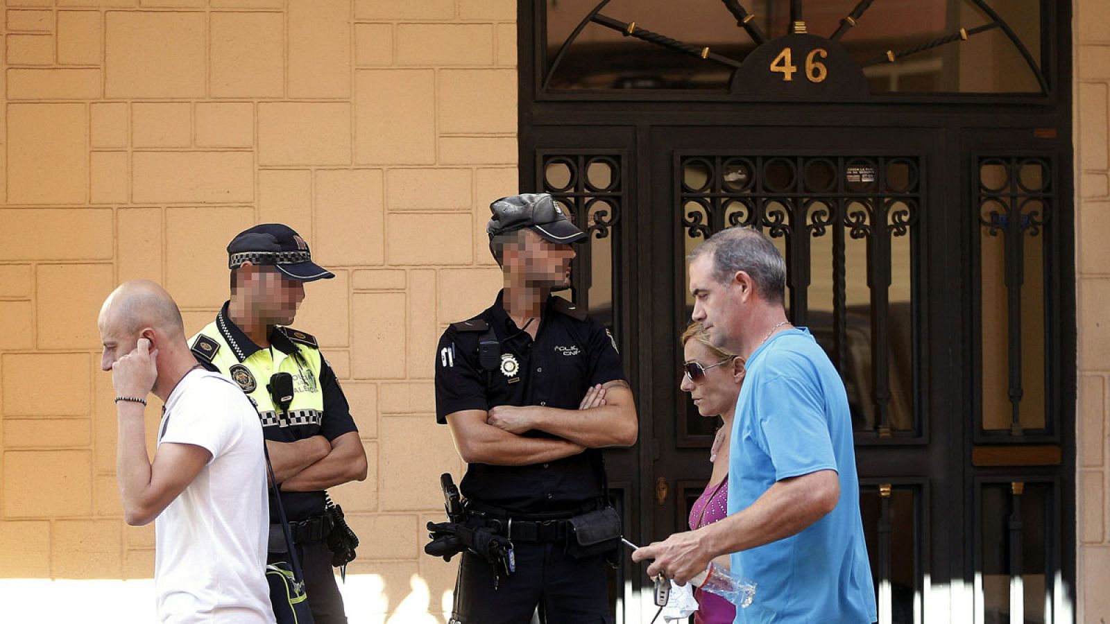 Familiares de la mujer fallecida en Valencia presuntamente a manos de su pareja en la entrada del edificio