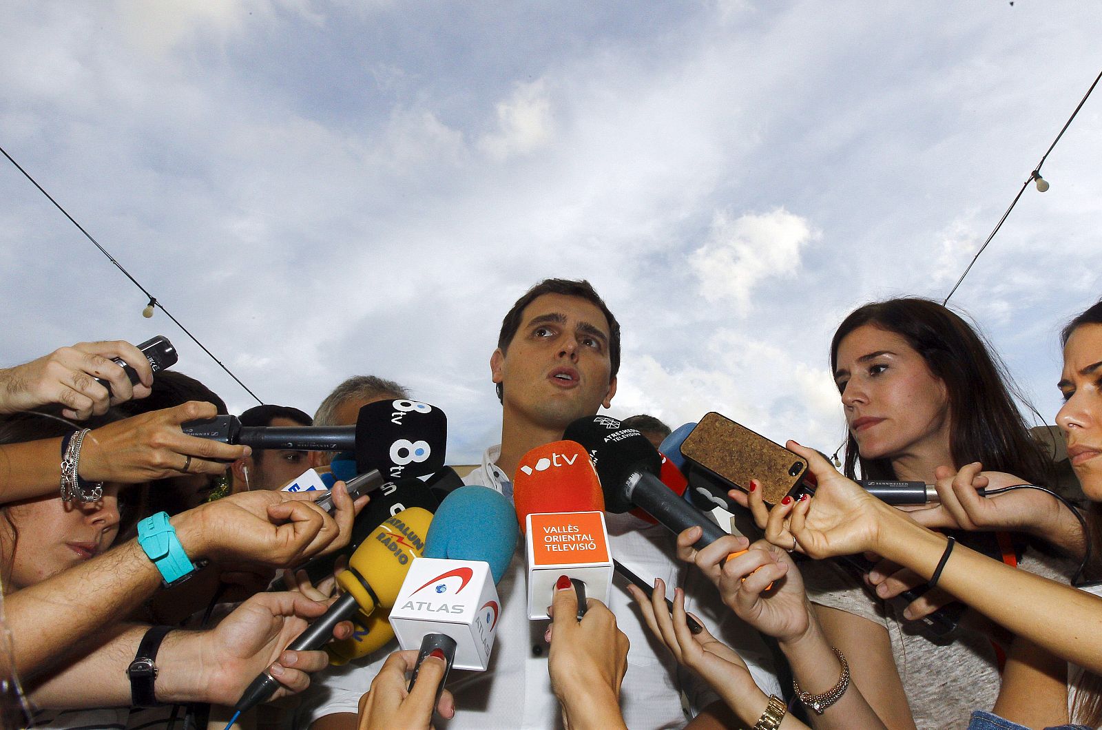 Albert Rivera, rodeado de micrófonos antes de participar en un acto de campaña en Granollers.