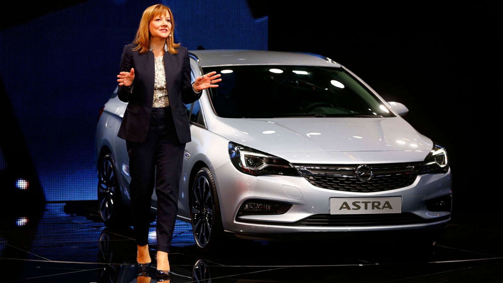 Mary Barra, consejera delegada de GM, presenta el nuevo Opel Astra en Fráncfort