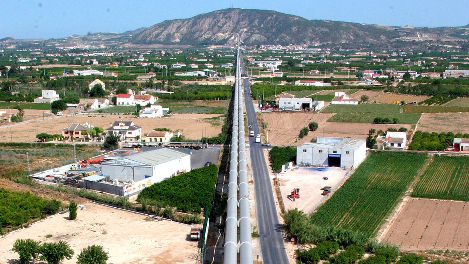 Conducciones del trasvase Tajo-Segura a su paso por la huerta de la Vega Baja.