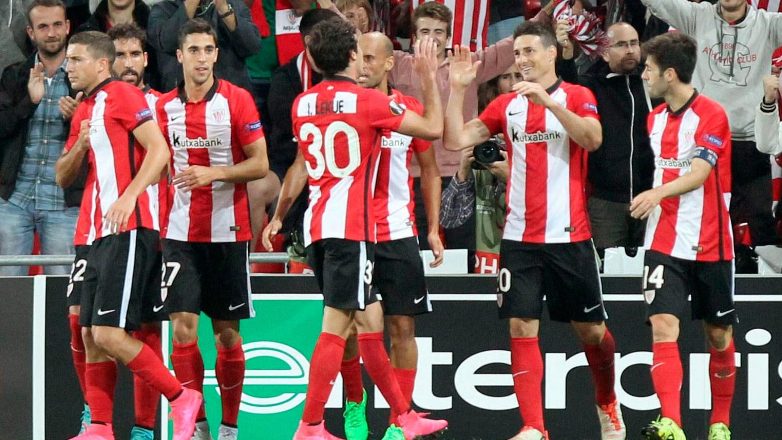 Los jugadores del Athletic celebran uno de los dos goles de Aduriz