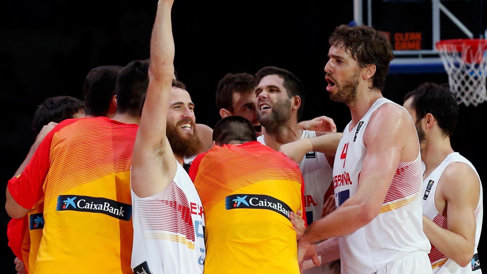 Espeña celebra en el centro de la cancha el pase a la gran final del Eurobasket 2015