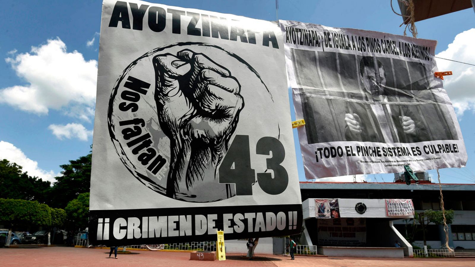 Carteles denuncian la desaparición de los 43 estudiantes en el Zócalo, la principal plaza de la ciudad.