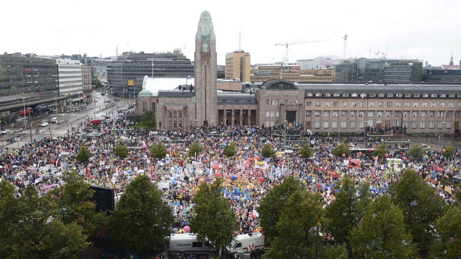 Decenas de miles de personas se manifiestan en el centro de Helsinki contra las medidas de austeridad