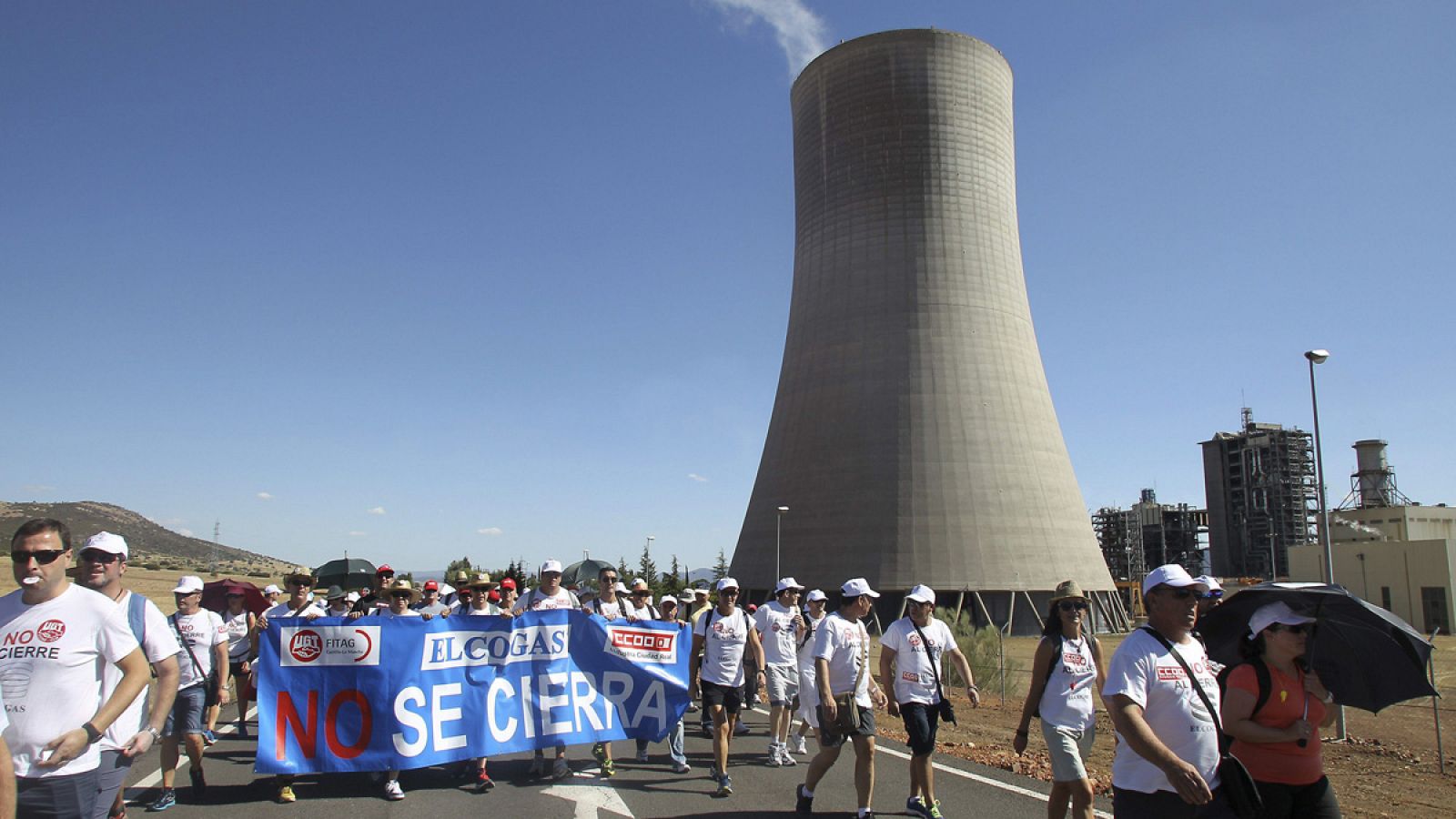 Decenas de trabajadores participan en una marcha contra el cierre de Elcogás en septiembre de 2014