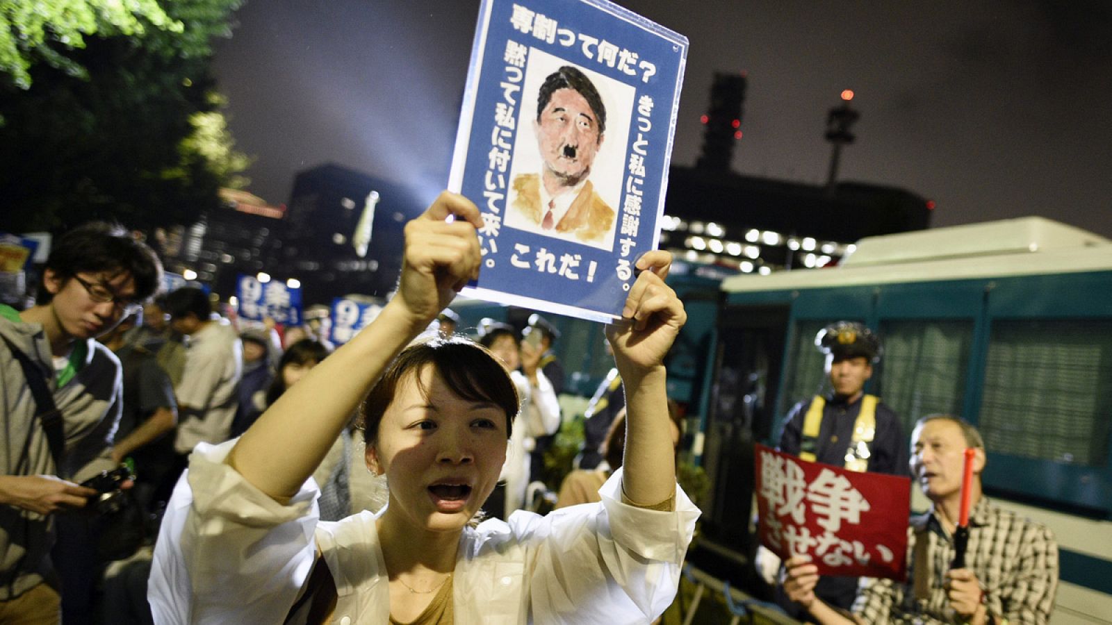 Cientos de personas se manifiestan en contra de la reforma militar en frente del parlamento nipón en Tokio