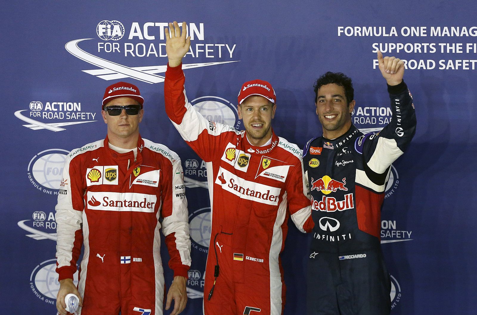Vettel, piloto de Ferrari, celebra su pole lograda en Singapur.